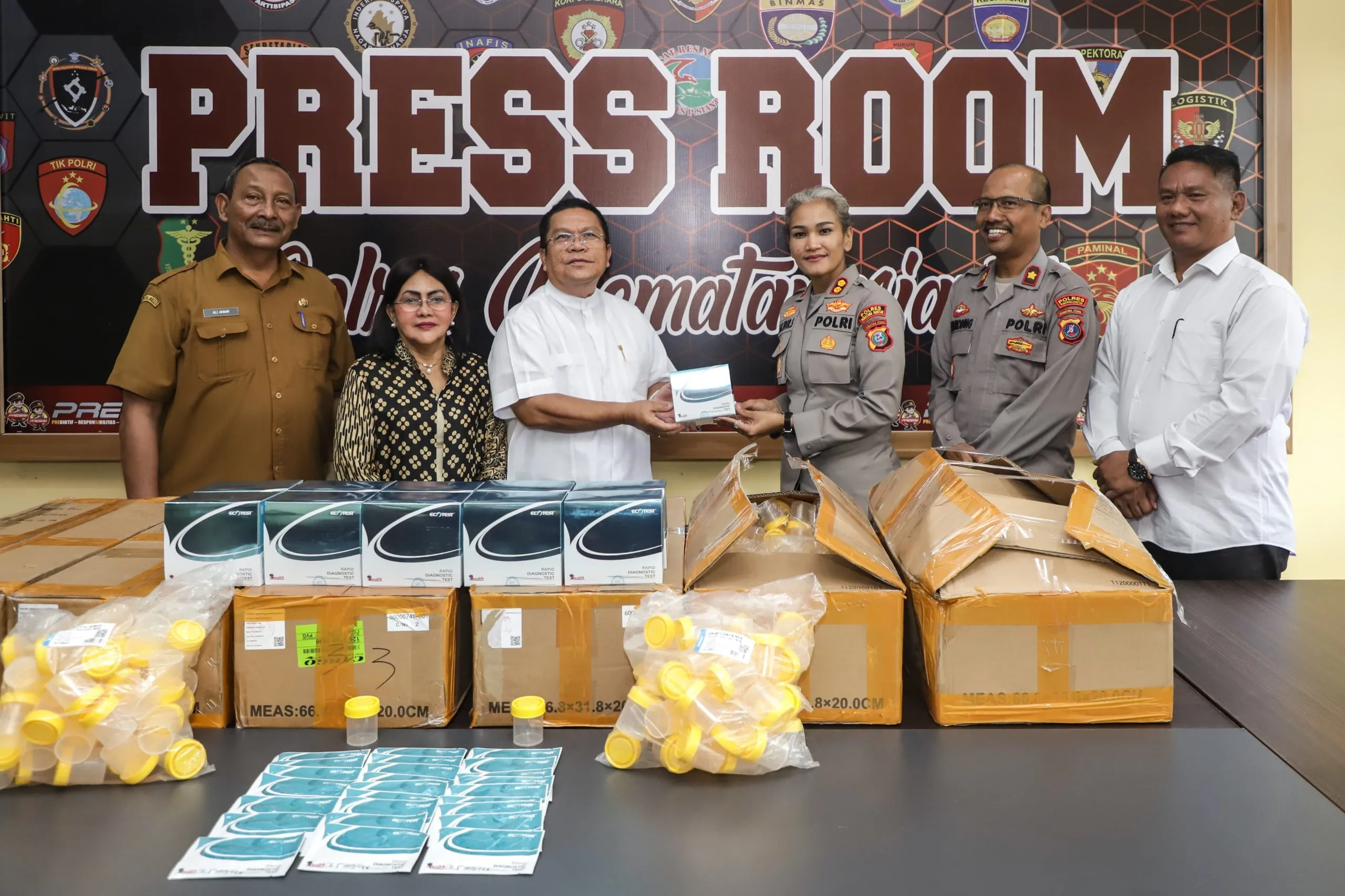 Wali Kota Pematangsiantar, Wesly Silalahi, Didampingi Ketua TP PKK Ny Liswati Wesly Silalahi, Menyerahkan Bantuan Alat Tes Urine Kepada Kapolres Pematangsiantar, AKBP Sah Udur Togi Marito Sitinjak.(Doc/Foto:Pemko Siantar)