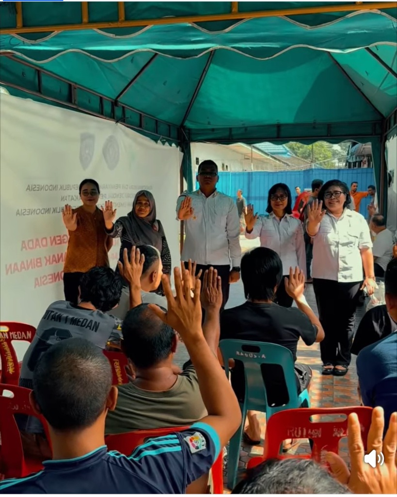 Beberapa Pejabat Struktural Dan Perwakilan Tirta Medical Center Bersama Warga Binaan Rutan Medan Bersama - Sama Mengangkat Tangan Lima Jari.(Doc/Foto : Humas Rutan Medan)